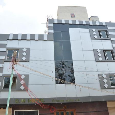C M Hotel New Wodapatti Extérieur photo