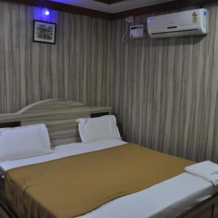 C M Hotel New Wodapatti Extérieur photo