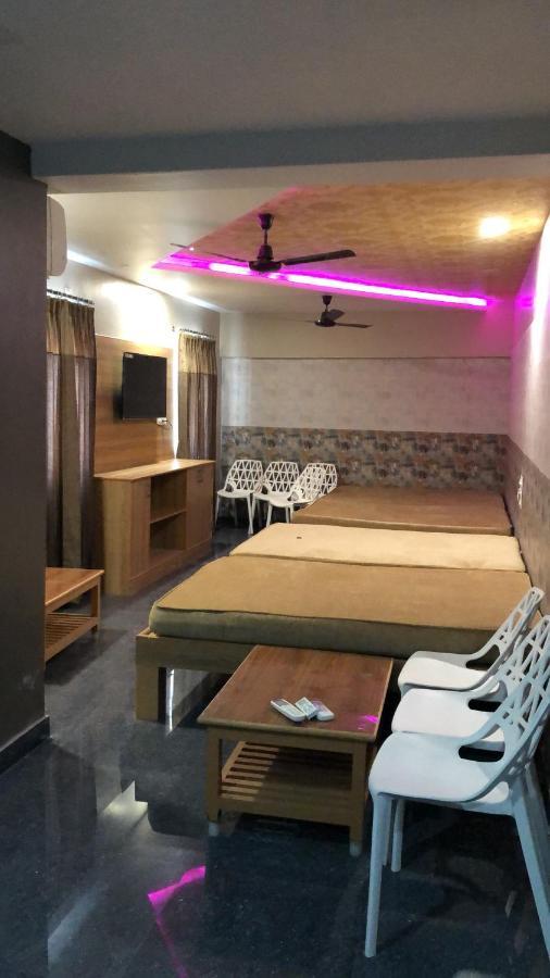 C M Hotel New Wodapatti Extérieur photo