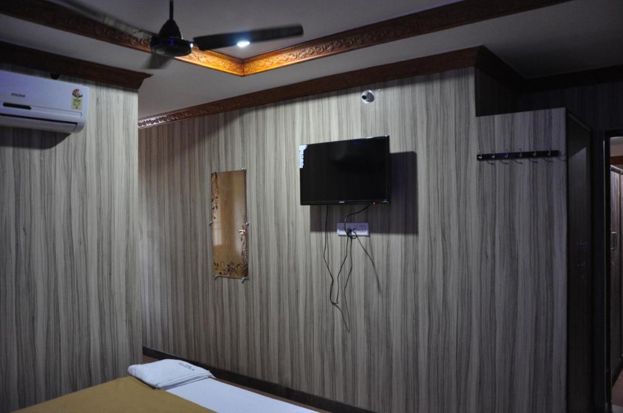 C M Hotel New Wodapatti Extérieur photo