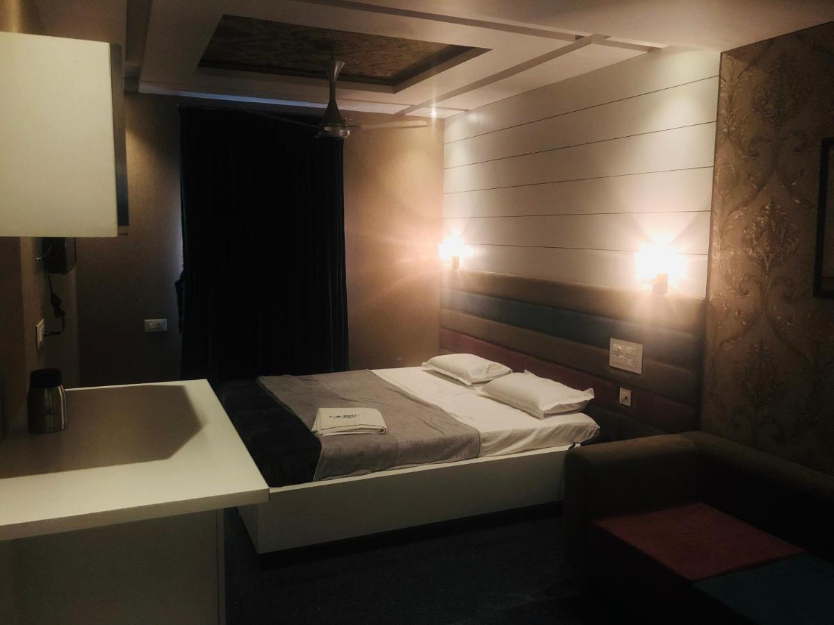 C M Hotel New Wodapatti Extérieur photo
