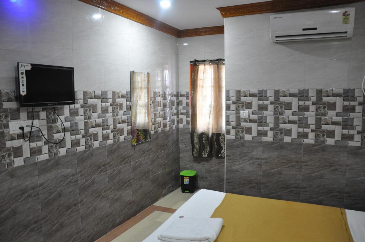 C M Hotel New Wodapatti Extérieur photo