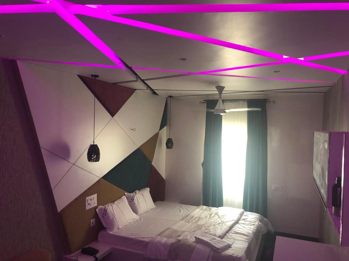 C M Hotel New Wodapatti Extérieur photo