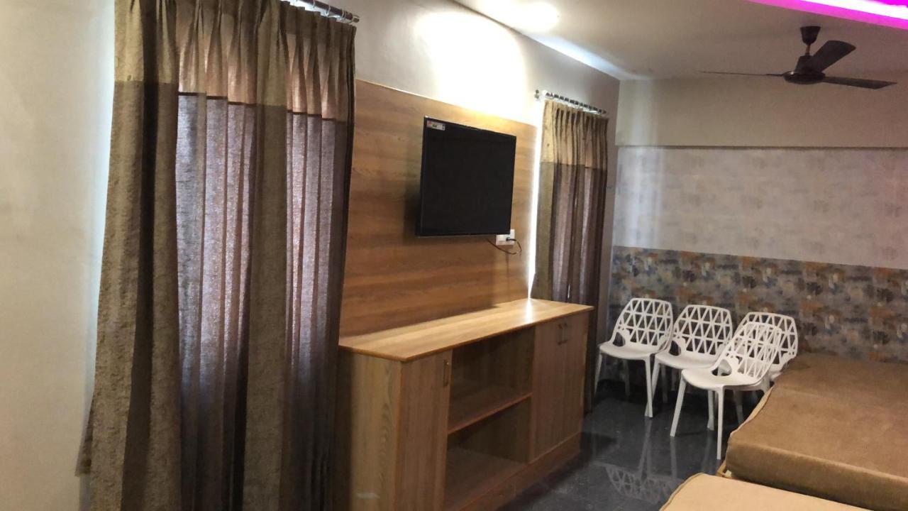 C M Hotel New Wodapatti Extérieur photo